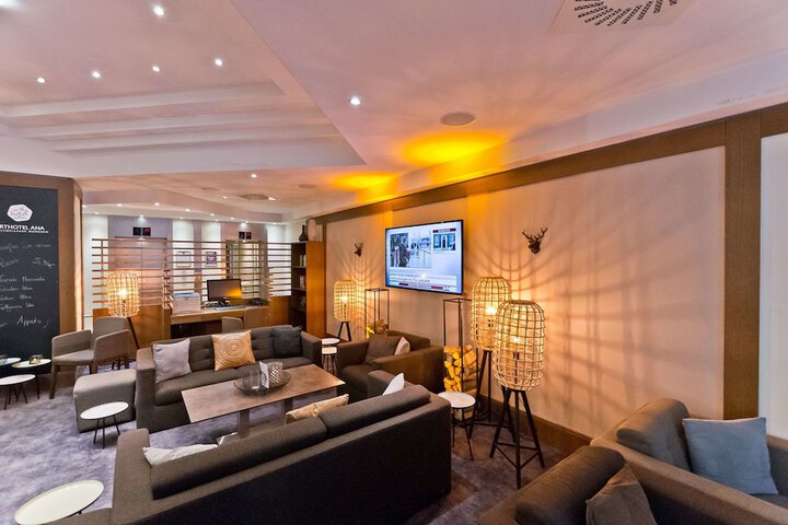 Entrance & Lobby