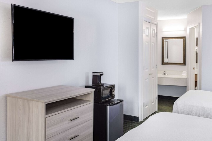 2 Double Beds (10 of 12)