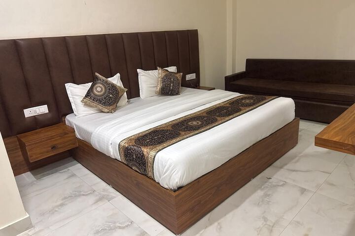 Room 4 of 9
