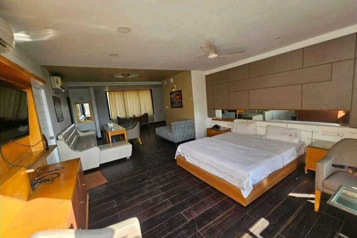 Room 5 of 9