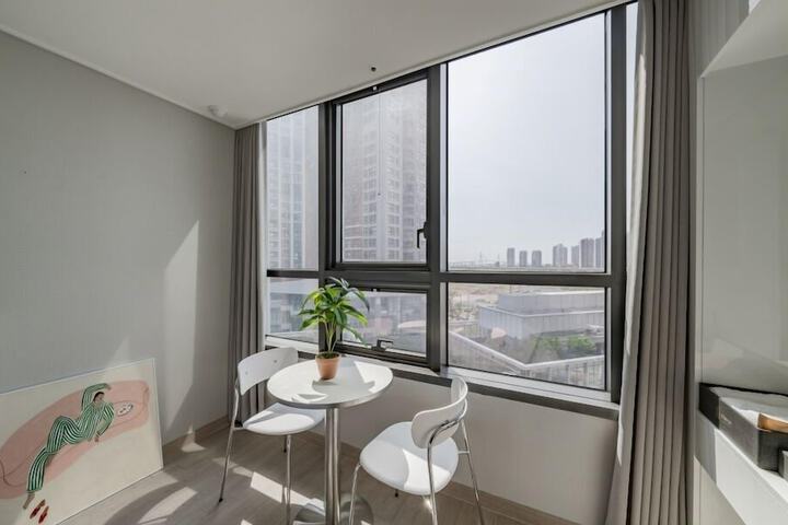 Room 52 of 90