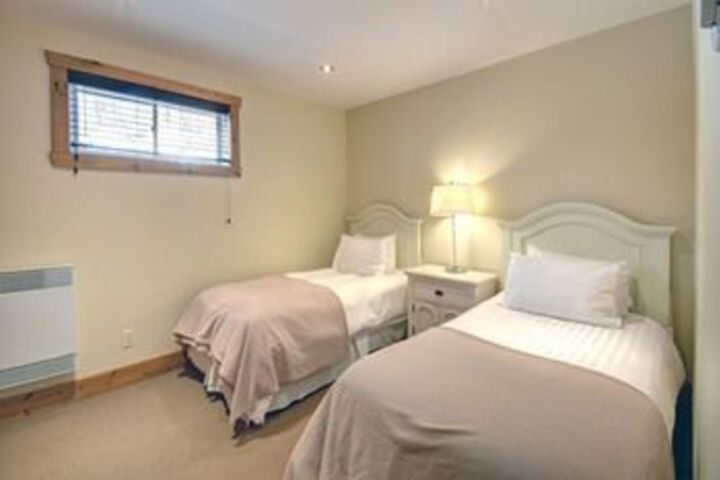 Room 6 of 32