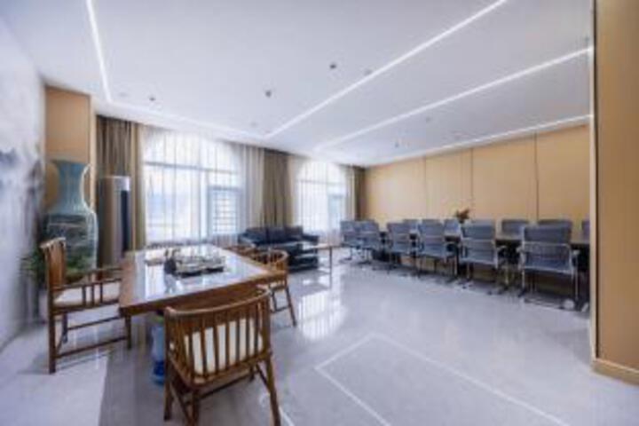 Room 8 of 16