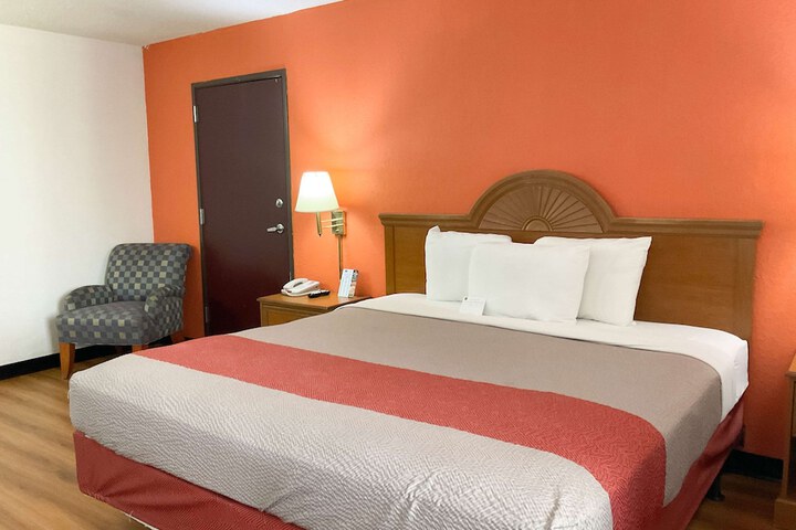 1 King Bed (3 of 5)