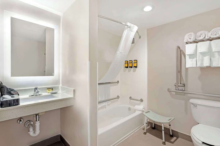 1 Queen Bed High Speed Internet Accessible Refrigerator, Coffee Maker, Hairdryer Full Breakfast (22 of 26)