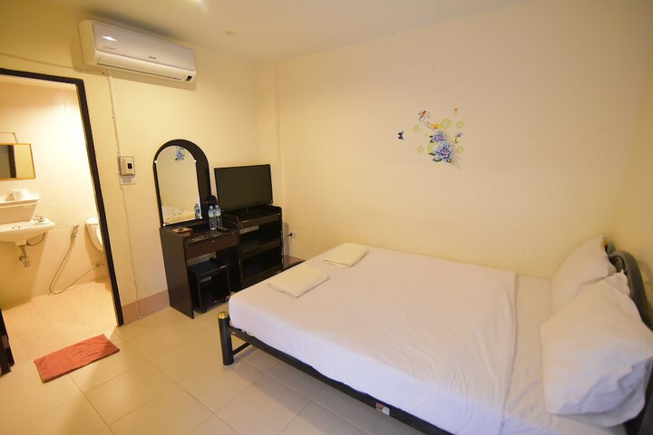 Room 9 of 28