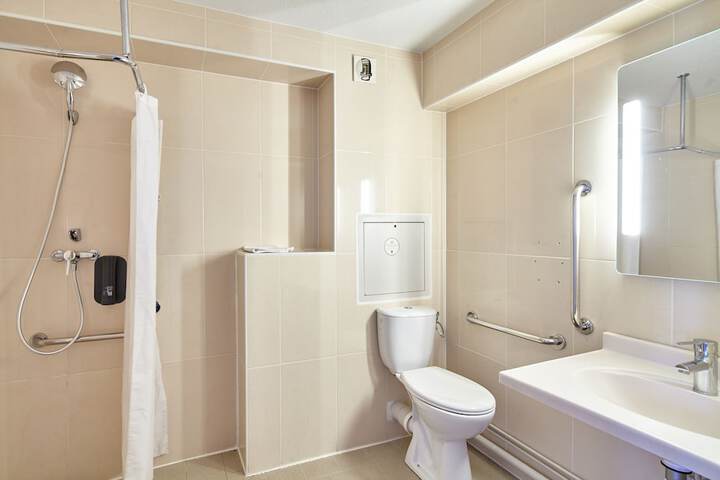 Room 15 of 33