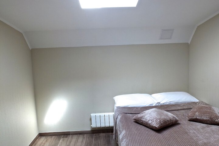 Room 8 of 68