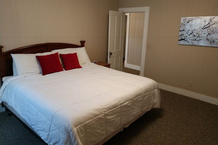 1 King Bed (8 of 8)