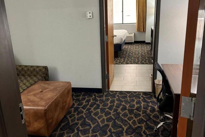 2 Queen Beds (2 of 5)