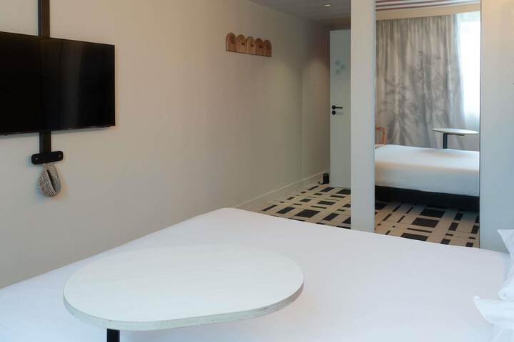 Room 28 of 151