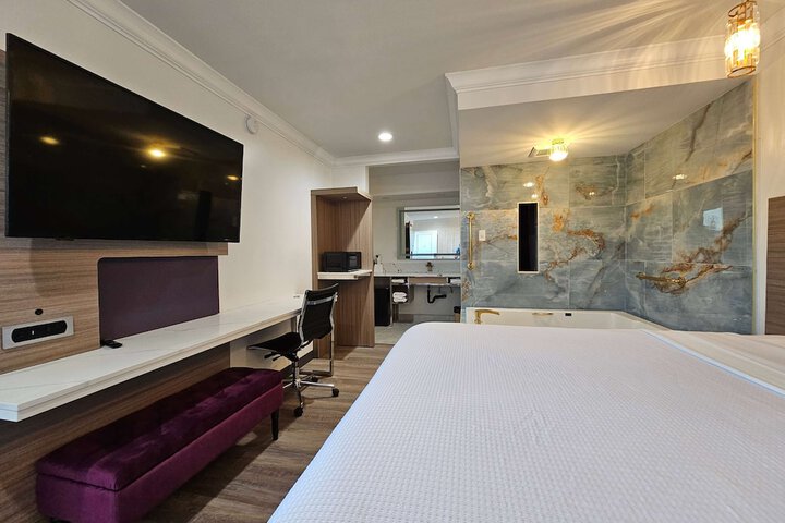 1 King Bed (6 of 21)