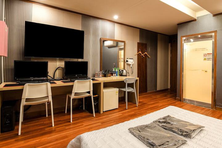 Room 2 of 21