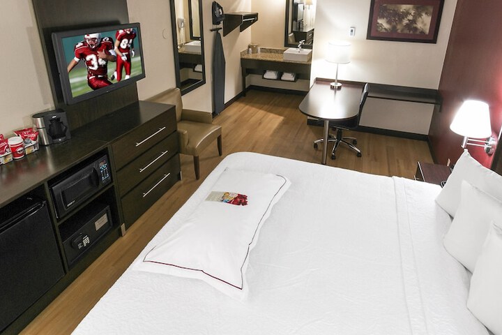1 King Bed (5 of 18)