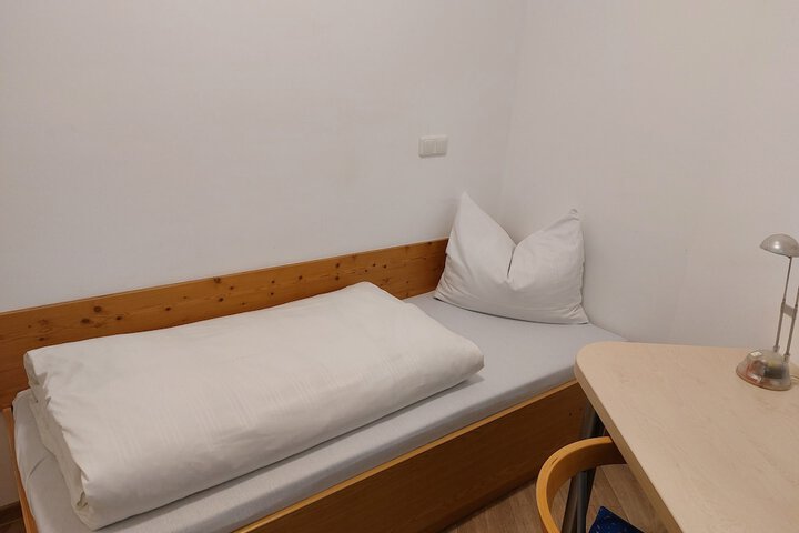 Room 14 of 76