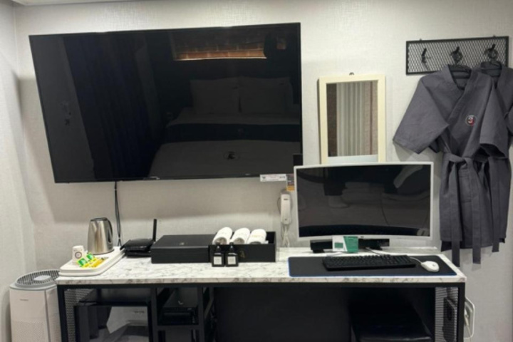 Room 2 of 3