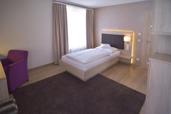Room 32 of 69