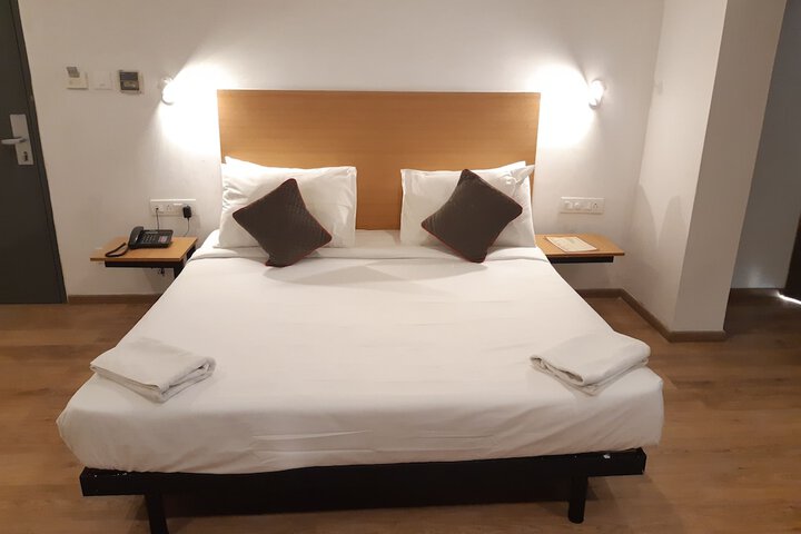Room 5 of 9