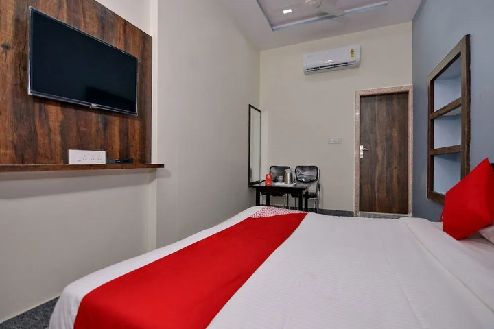 Room 7 of 12