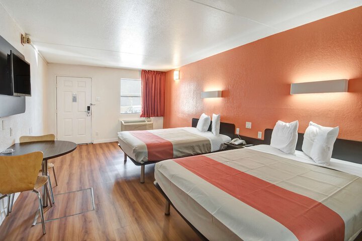 2 Queen Beds (6 of 15)