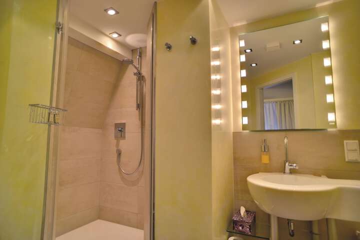 Room 13 of 20