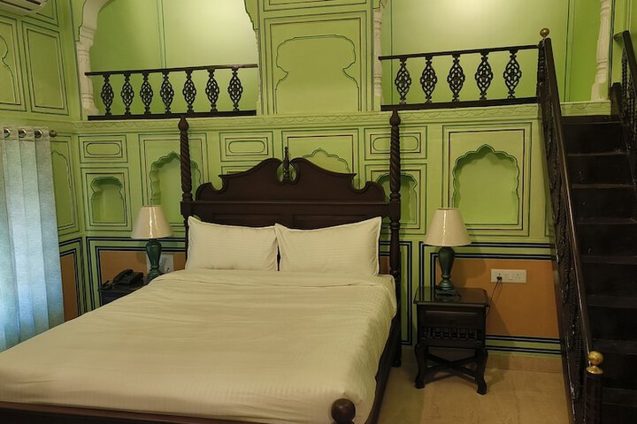 Room 14 of 33