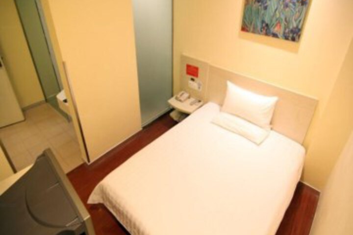 Room 4 of 11