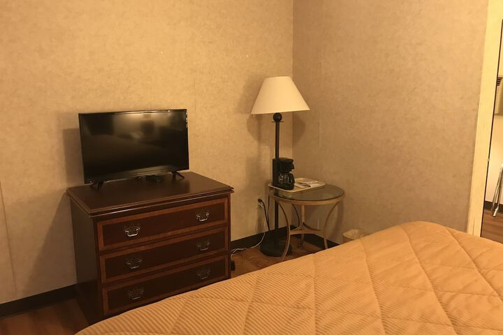 1 King Bed (3 of 15)