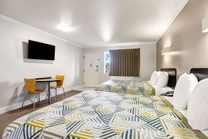 1 Queen Bed (12 of 13)