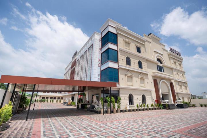 Exterior of Clarks Inn Bathinda