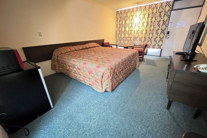 1 King Bed (1 of 7)