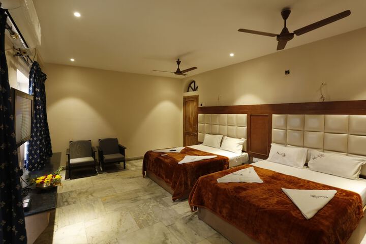 Room 17 of 33