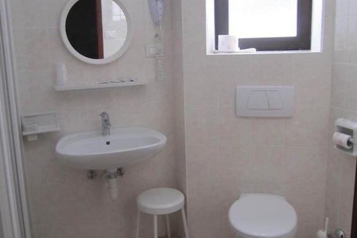 Room 10 of 29