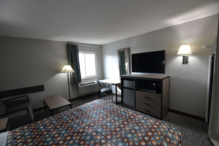 1 Queen Bed (9 of 16)