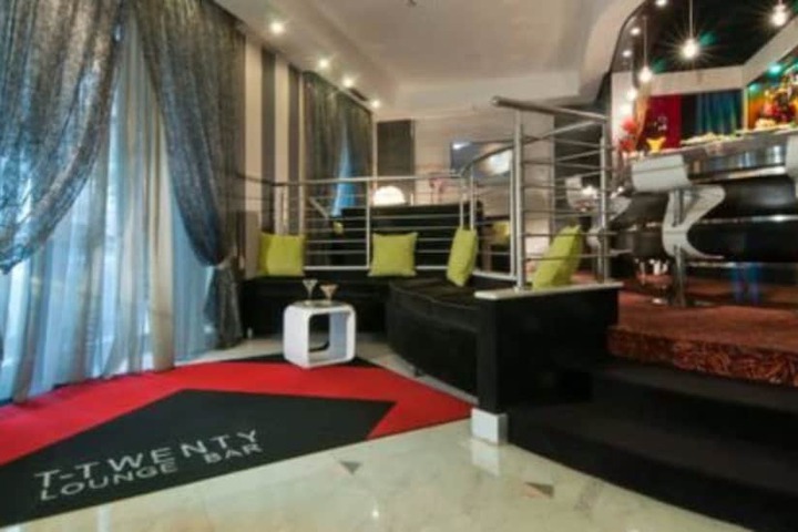 Lounge 70 of 92