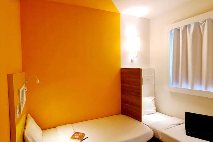 Room 32 of 82