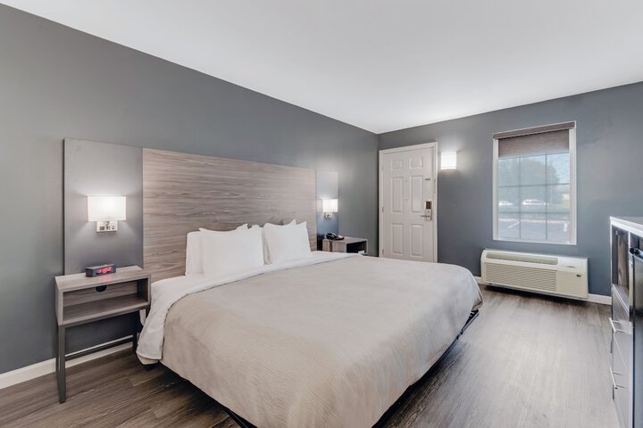 1 King Bed (2 of 11)