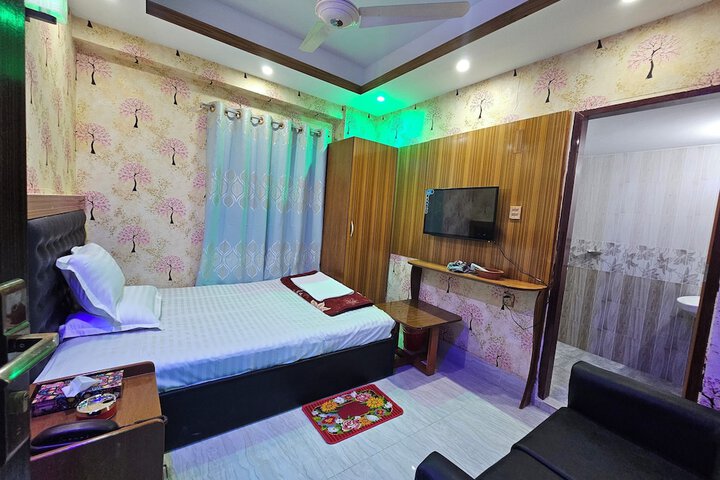 Room 6 of 15