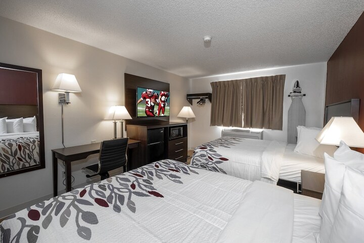 Deluxe 2 Queen Beds (2 of 10)