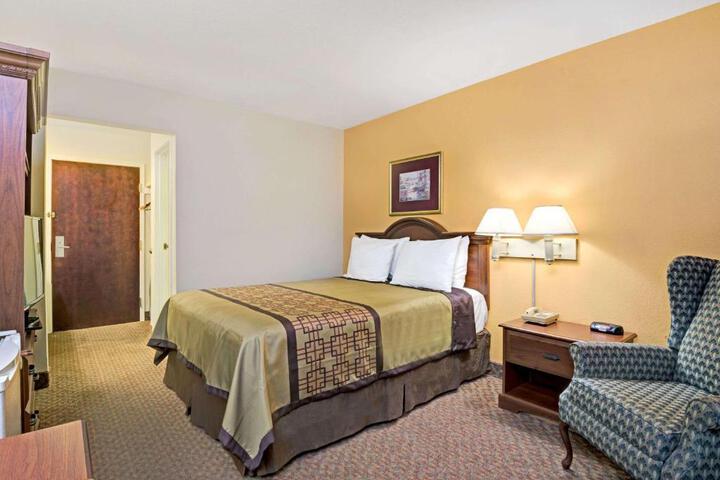 1 Queen Bed (3 of 15)