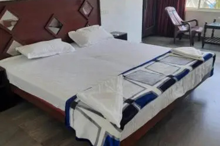 Room 4 of 13