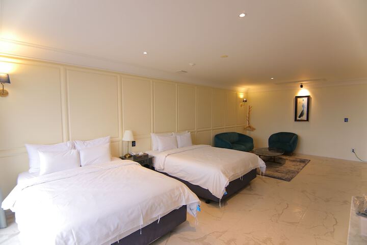 Room 53 of 190