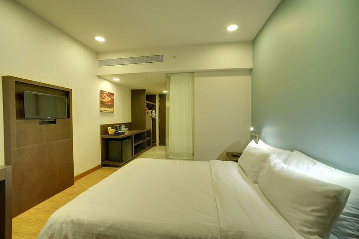 Room 9 of 33