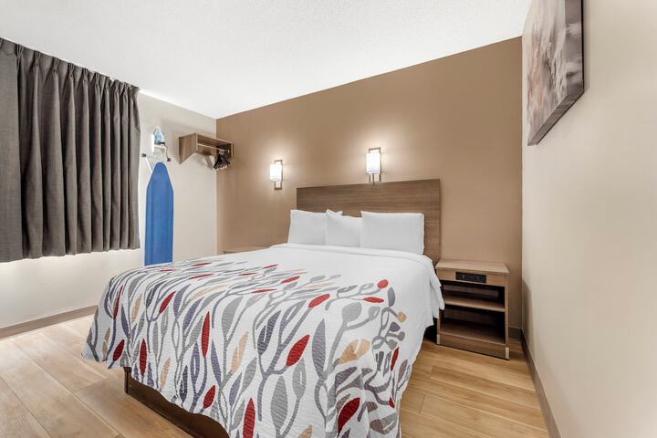 Deluxe Queen Bed Accessible (9 of 14)