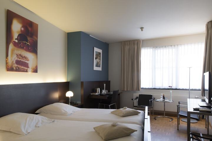 Room 8 of 40
