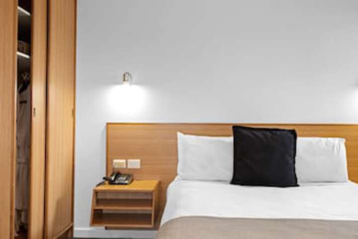 Room 16 of 120