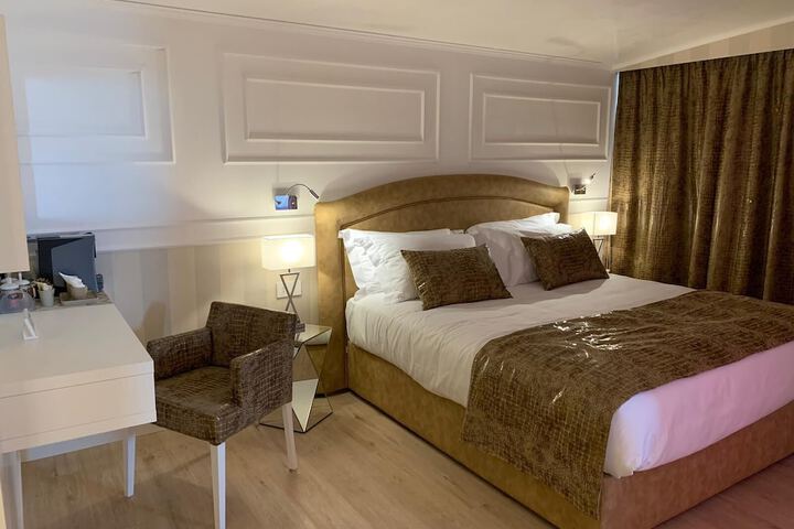 Room 8 of 99