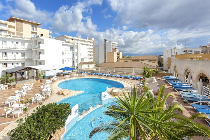 Hotel with Pool