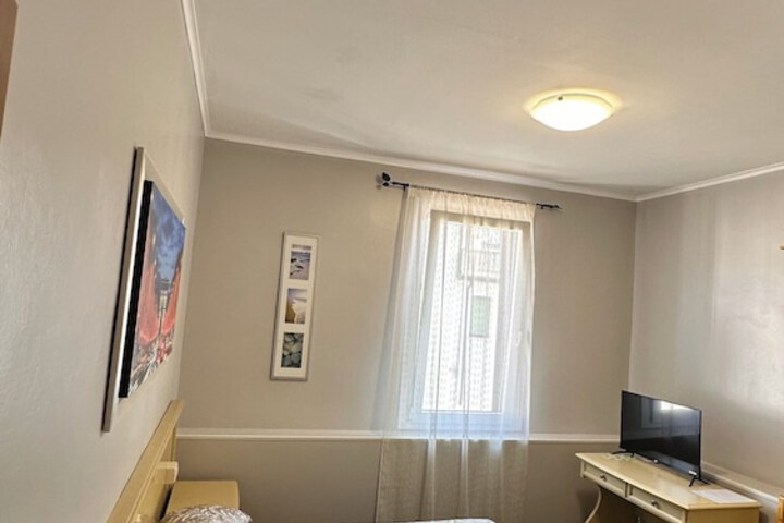 Room 9 of 38
