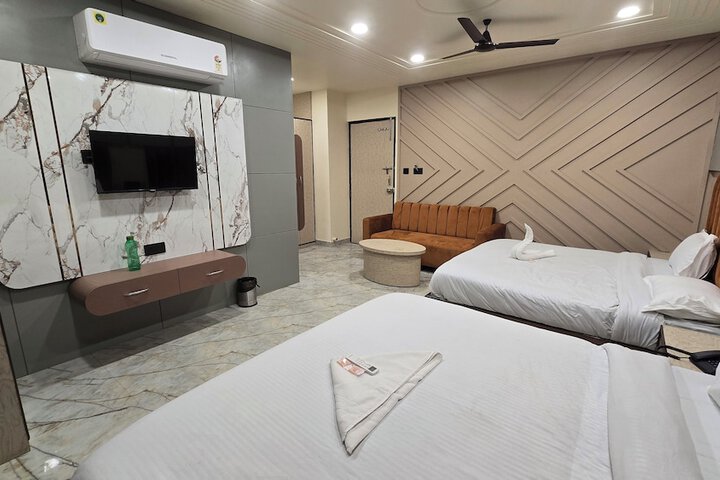 Room 8 of 11